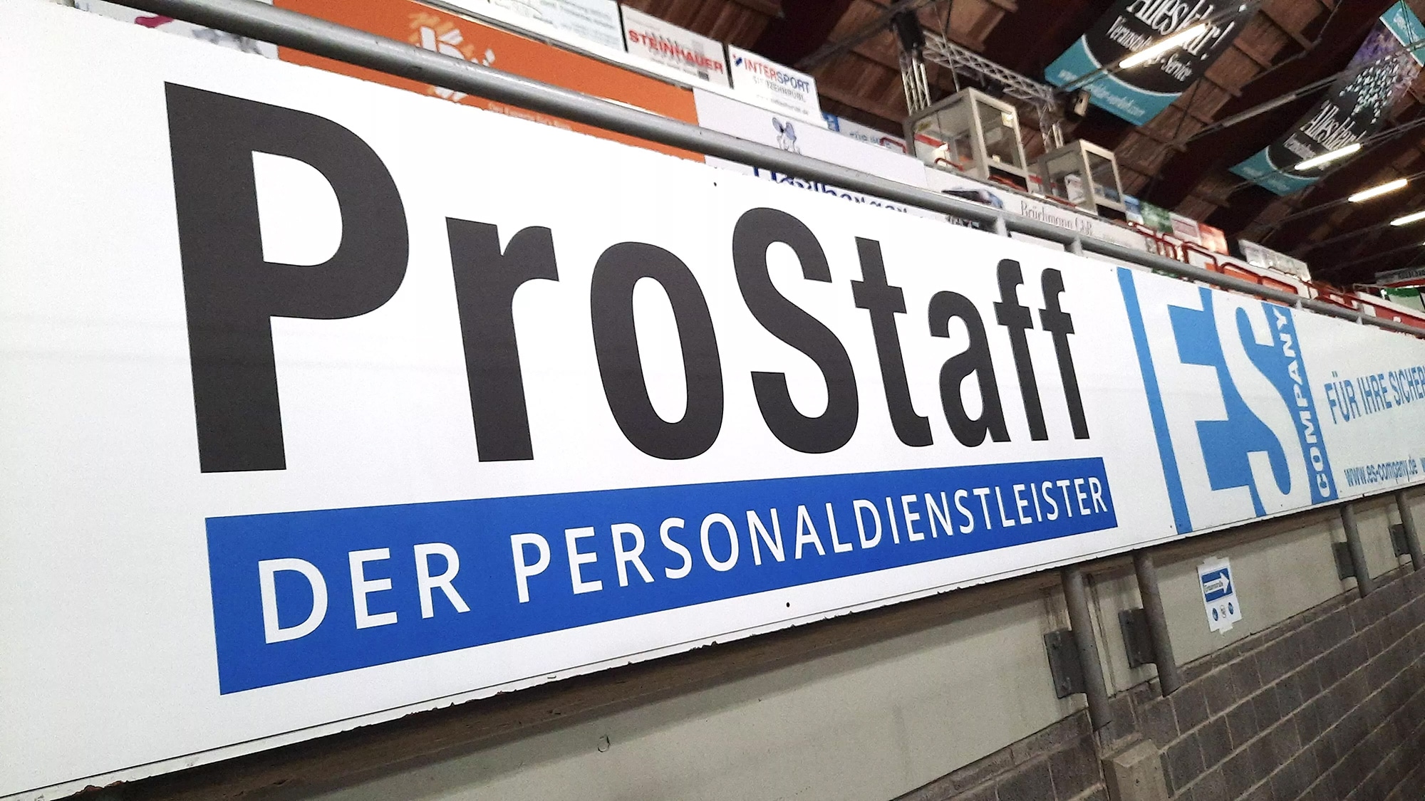 Nahaufnahme der ProStaff Starbulls Werbebande im Eisstadion Rosenheim